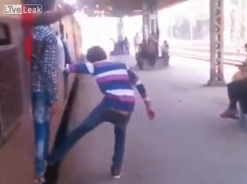 Βίντεο που παγώνει το αίμα: Τρένο διαμέλισε Ινδό!