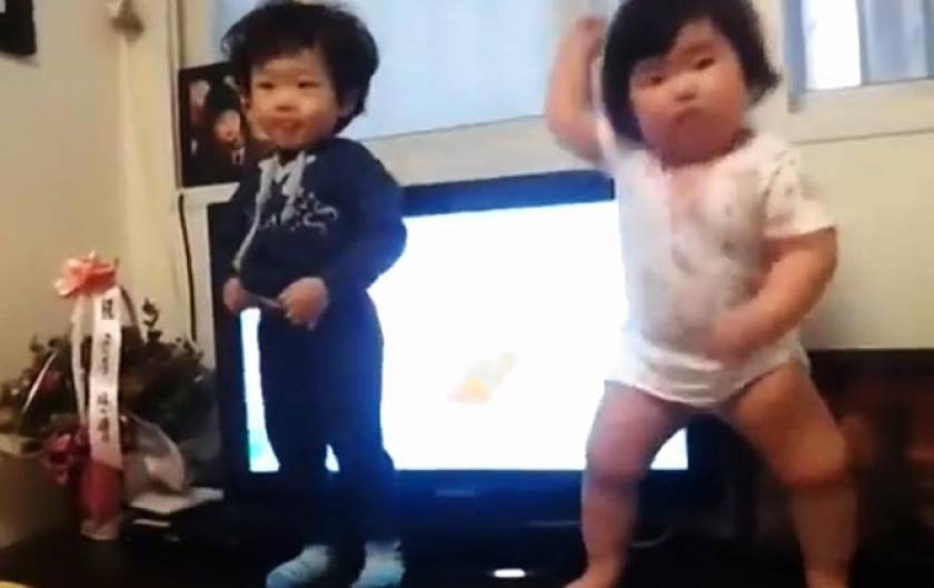 Στρουμπουλό μωρό τρέλανε το YouTube με το χορευτικό του (Video)