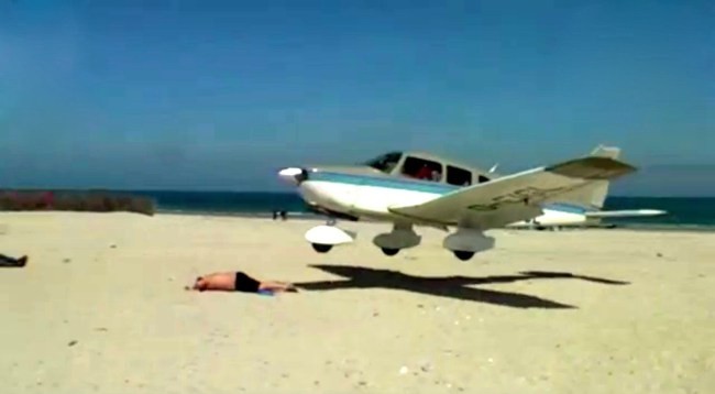 Αεροπλάνο προσγειώθηκε δίπλα σε λουόμενο στην παραλία! (pics+video)