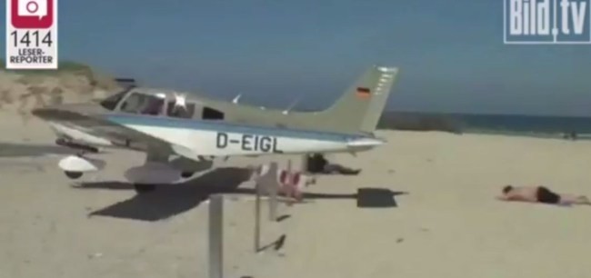 Αεροπλάνο προσγειώθηκε δίπλα σε λουόμενο στην παραλία! (pics+video)