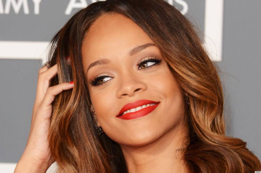 Προκαλεί... εγκεφαλικά: Τα πάντα μας έδειξε η Rihanna με τη διάφανη τουαλέτα