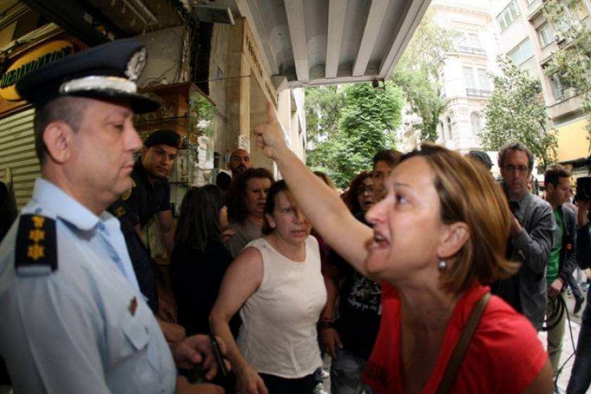 ΣΥΡΙΖΑ: Αντί να επαναπροσλάβουν τις καθαρίστριες, έβαλαν τα ΜΑΤ να τις ξυλοκοπήσουν