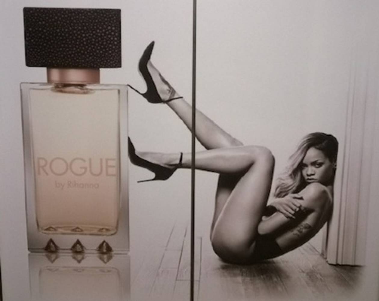 Απαγόρευσαν αφίσα με τη Rihanna λόγω... σεξουαλικών υπονοούμενων!