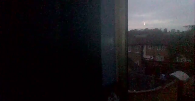 ΑΤΙΑ στη Βρετανία: Φλεγόμενη μπάλα «χορεύει» στον ουρανό! (video+photos)