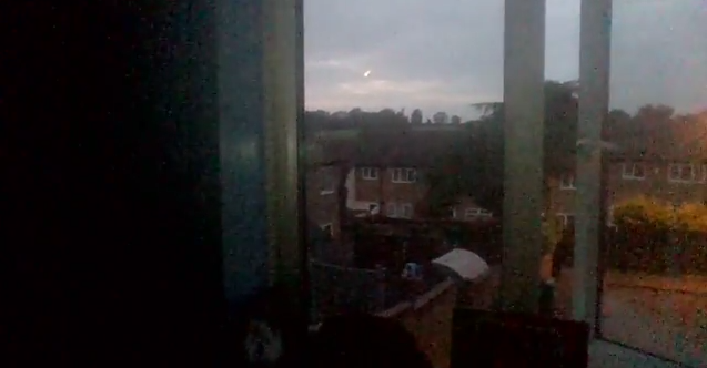ΑΤΙΑ στη Βρετανία: Φλεγόμενη μπάλα «χορεύει» στον ουρανό! (video+photos)
