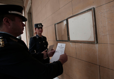  Ποια είναι η γοητευτική αστυνομικός που θυροκόλλησε το κλείσιμο της Βουλής; (photos)
