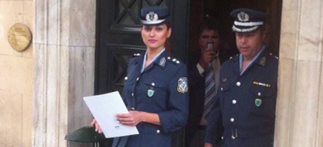  Ποια είναι η γοητευτική αστυνομικός που θυροκόλλησε το κλείσιμο της Βουλής; (photos)