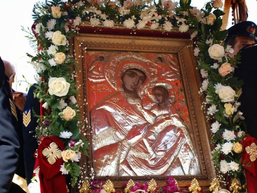 Αίγιο: Μοναχός λιθοβόλησε την εικόνα της Παναγίας της Τρυπητής