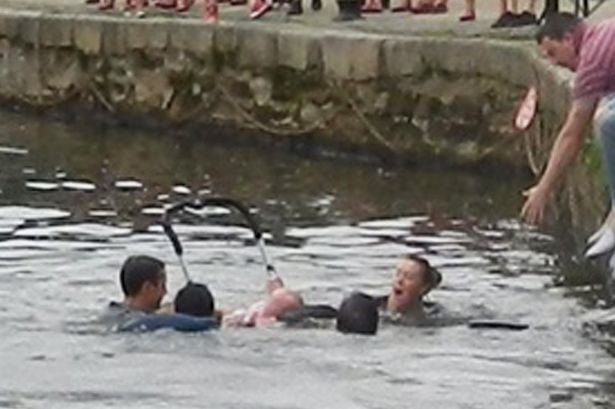 Παραλίγο τραγωδία: Κοριτσάκι έπεσε σε ποτάμι δεμένο με το καρότσι του (pics)
