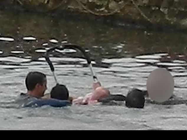 Παραλίγο τραγωδία: Κοριτσάκι έπεσε σε ποτάμι δεμένο με το καρότσι του (pics)