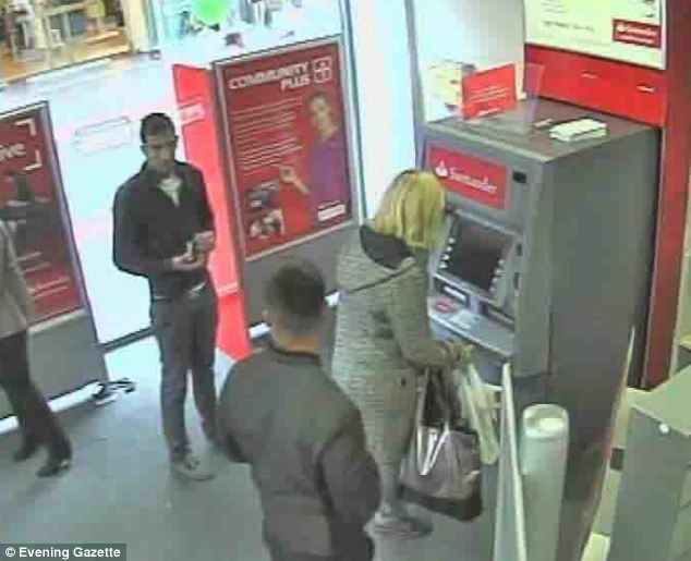 Απίστευτη απάτη: Δείτε πώς την έκλεψαν μέσα στο ATM (pics)