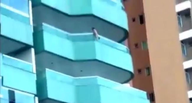 Σοκ: Παιδί κρεμάστηκε από μπαλκόνι! (pics+video)