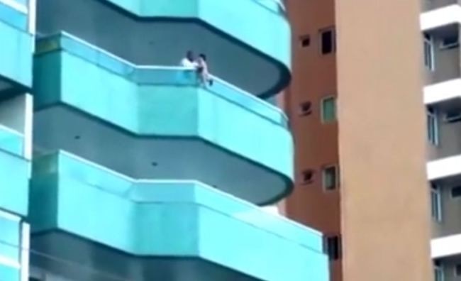 Σοκ: Παιδί κρεμάστηκε από μπαλκόνι! (pics+video)