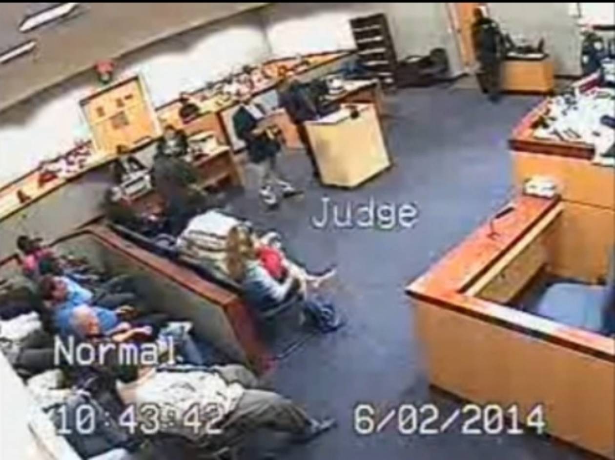 Δικαστής πλάκωσε στο ξύλο δικηγόρο! (βίντεο)