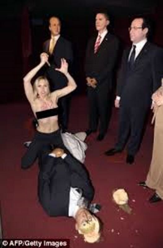 Γαλλία: Ακτιβίστρια της Femen «αποκεφάλισε» τον Πούτιν! (photos)