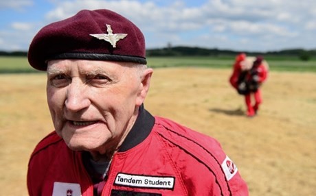 89χρονος βετεράνος του Β' Παγκοσμίου πήδηξε και πάλι με αλεξίπτωτο