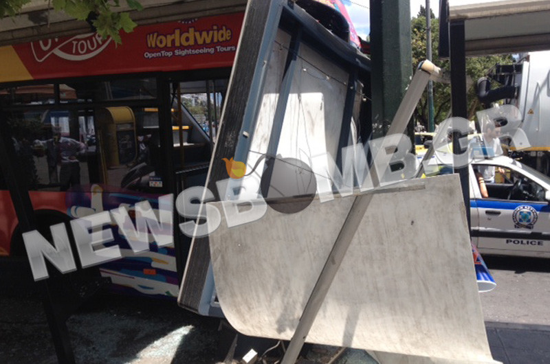 Τουριστικό λεωφορείο έπεσε σε στάση στο Σύνταγμα (pics&vid)