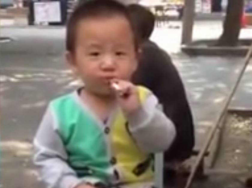 Σοκ: Δίχρονος καπνίζει σαν... ενήλικας! (pics+video)