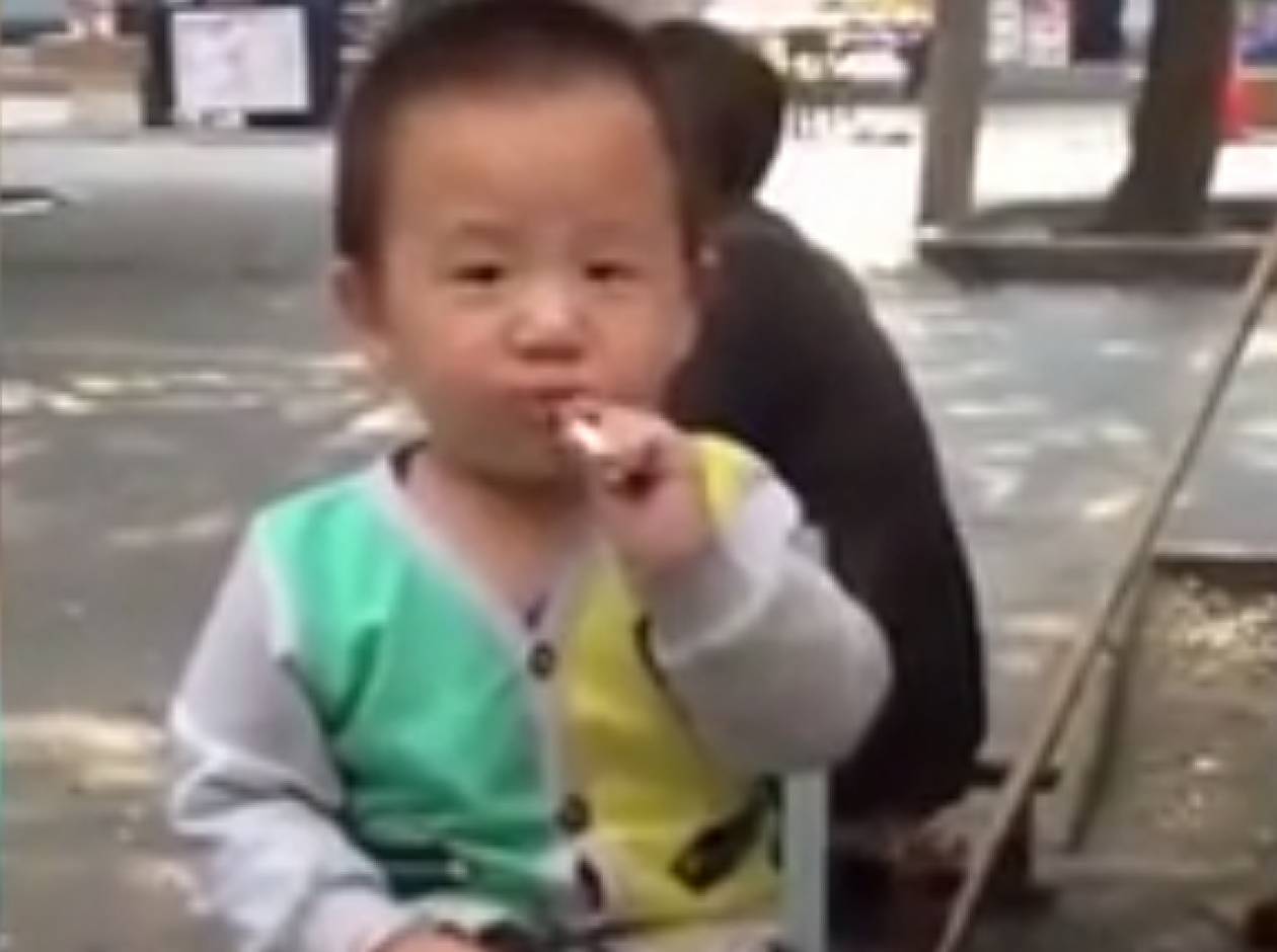 Σοκ: Δίχρονος καπνίζει σαν... ενήλικας! (pics+video)