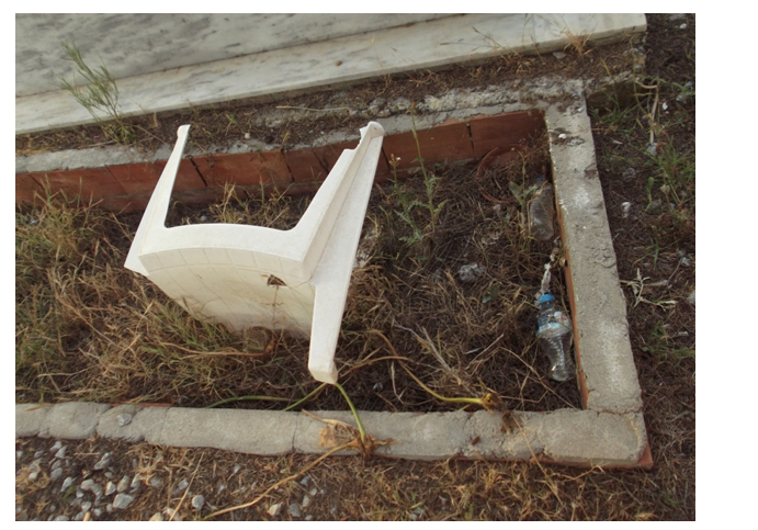 Ν. Τρίγλια Χαλκιδικής: Απέραντος σκουπιδότοπος το κοιμητήριο (φωτό)!