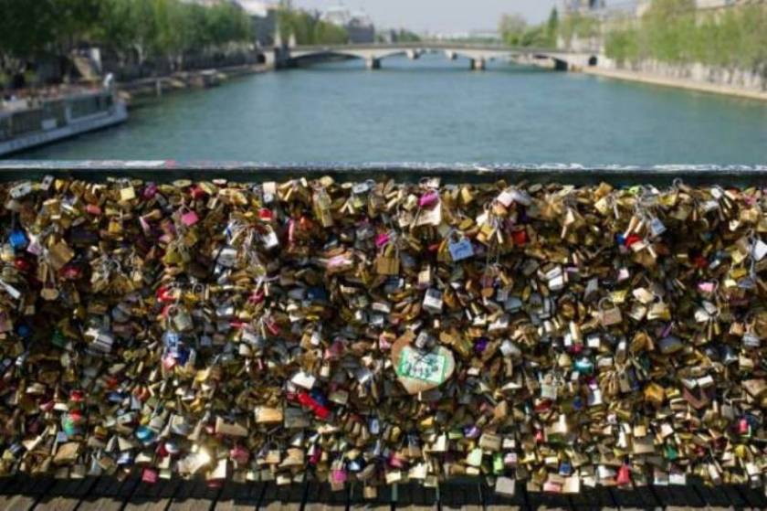 Παρίσι: Κατέρρευσε από τις κλειδαριές η γέφυρα των ερωτευμένων! (videos+photos)