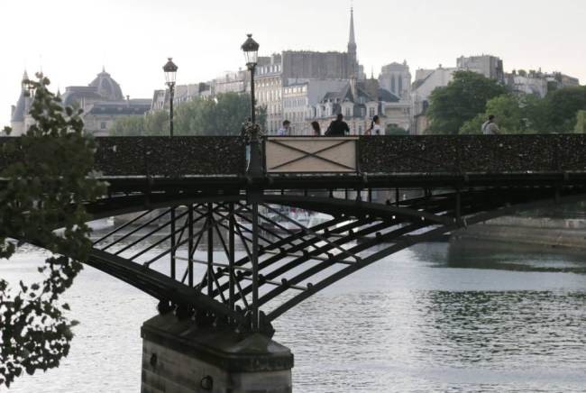 Παρίσι: Κατέρρευσε από τις κλειδαριές η γέφυρα των ερωτευμένων! (videos+photos) 