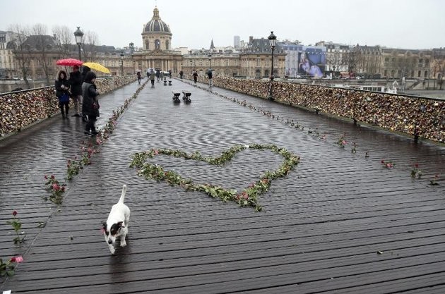 Παρίσι: Κατέρρευσε από τις κλειδαριές η γέφυρα των ερωτευμένων! (videos+photos) 