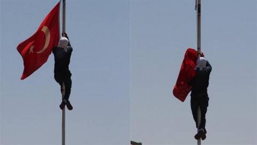 Ο Ερντογάν απειλεί διαδηλωτή που κατέβασε την τουρκική σημαία