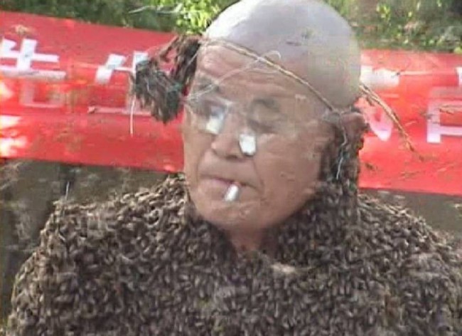 Παγκόσμιο ρεκόρ: Τον κάλυψαν 326.000 μέλισσες! (pics+video)
