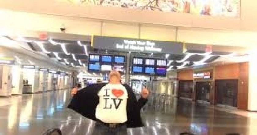 «Κόλλησε» στο αεροδρόμιο και άρχισε να... (βίντεο)