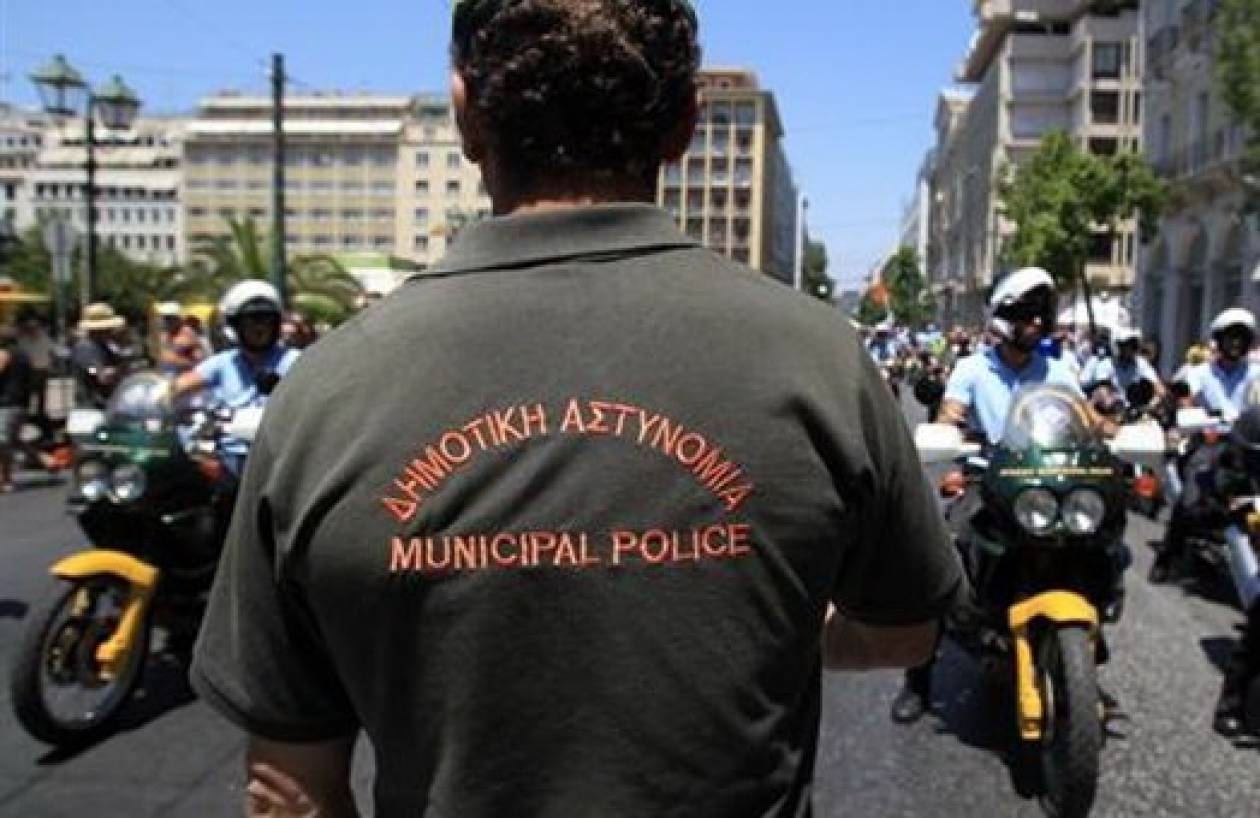 Αποφασισμένοι να μη φύγουν από την πλατεία Κλαυθμώνος οι Δημοτικοί Αστυνομικοί