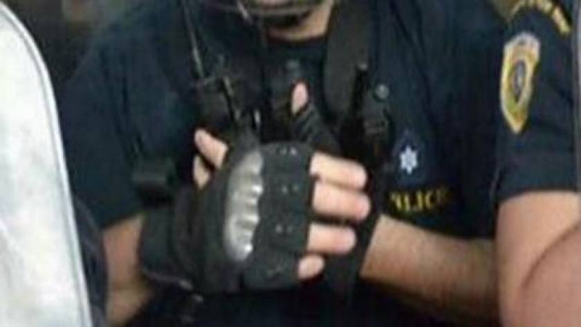Σάλος με το «μεταλλικό» γάντι αστυνομικού - Τι απαντά η ΕΛ.ΑΣ.