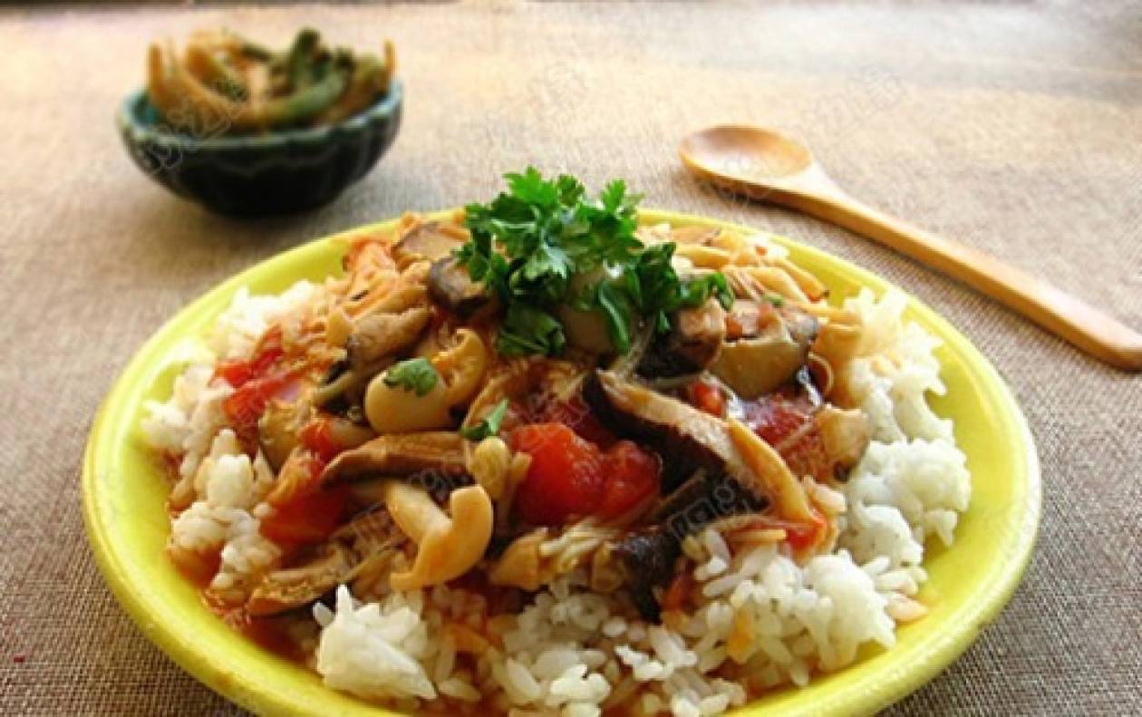 Συνταγή για ρύζι με κόκκινη σάλτσα και μανιτάρια