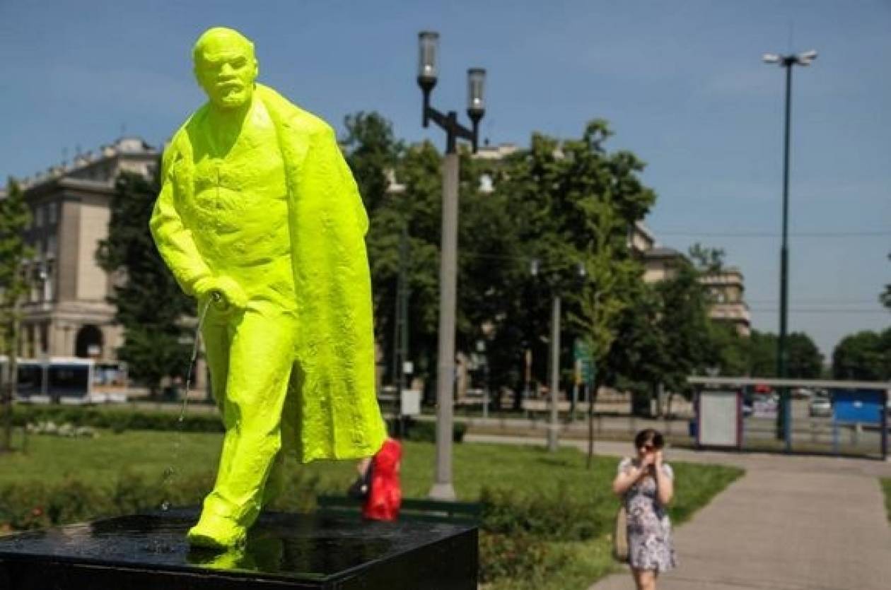Πράσινο άγαλμα του Λένιν κάνει την... ανάγκη του! (pics)