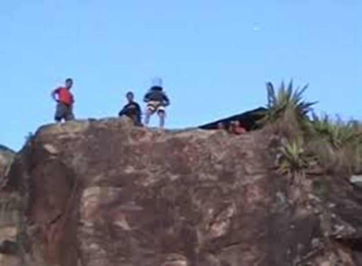 «Φλέρταρε» με το Χάρο: Αυτοσχέδιο bungee jumping με κουβά στο κεφάλι! (video)