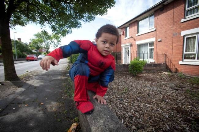 Δείτε τον τετράχρονο Spiderman που το... σκάει από το σπίτι! (pics)
