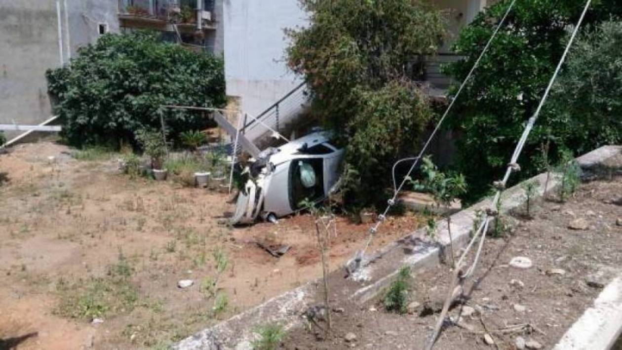 Μεσσήνη: Αυτοκίνητο έπεσε σε αυλή σπιτιού