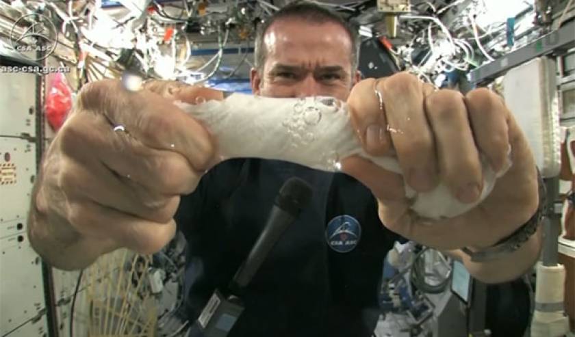 Τι θα συμβεί αν στύψεις μια βρεγμένη πετσέτα στο διάστημα; (Video)