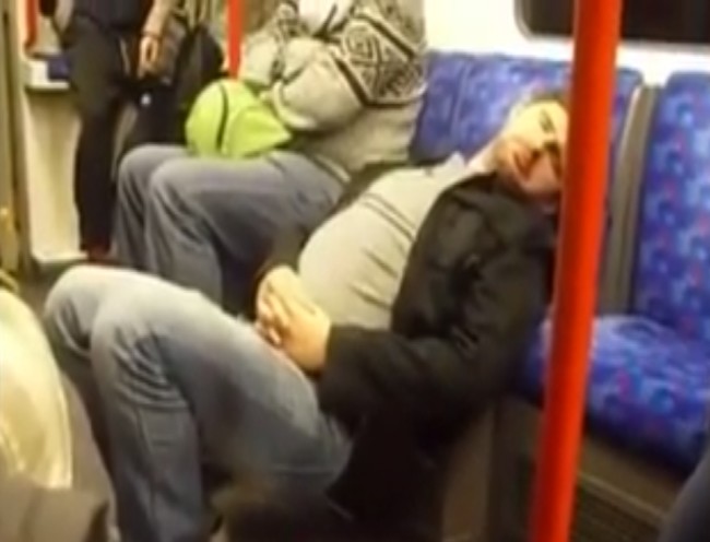 Τον πήρε ο ύπνος κι έγειρε στου... μετρό το κάθισμα! (video+pic)