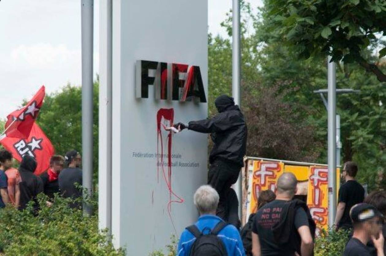 Επίθεση ακτιβιστών στα γραφεία της FIFA (photos)