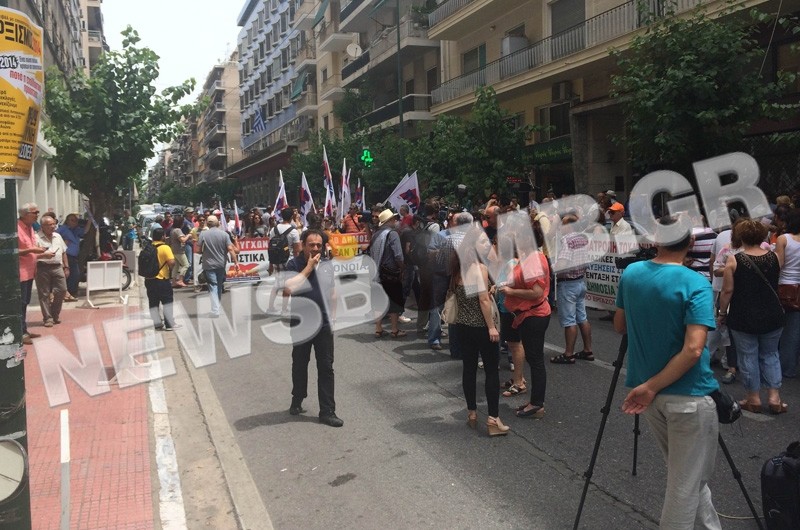 Συγκέντρωση διαμαρτυρίας έξω από το υπουργείο Υγείας (pics&vid)