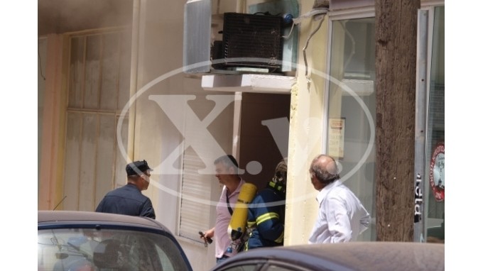 Χανιά: Τις απεγκλώβισαν από το σπίτι που καιγόταν (photos)