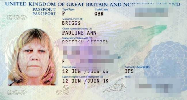 Πήγε διακοπές με το διαβατήριο του... νεκρού συζύγου της! (pics)