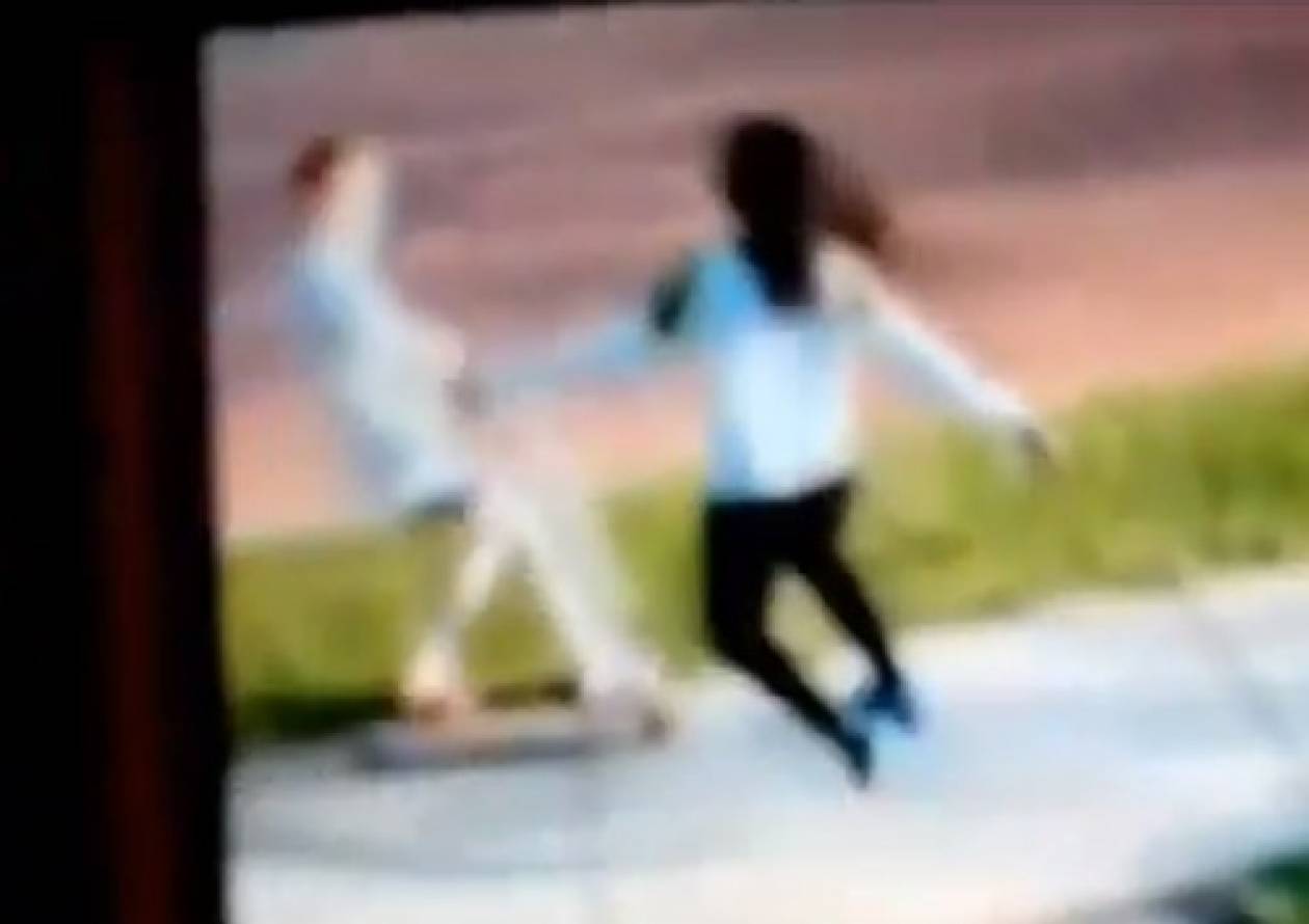 Σοκ: 13χρονη χτύπησε 10χρονη γιατί ήταν... λευκή! (βίντεο)