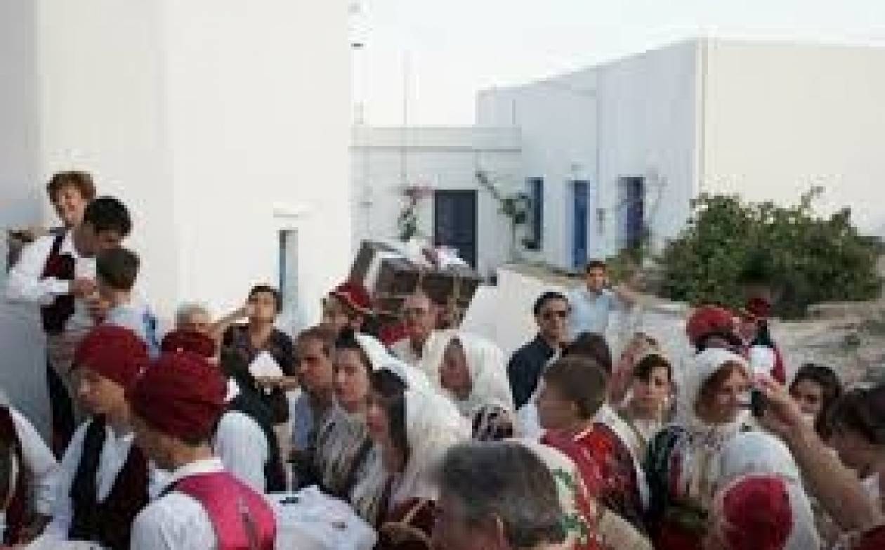 Σίφνος: Ο παραδοσιακός κυκλαδίτικος γάμος που κλέβει τις εντυπώσεις!