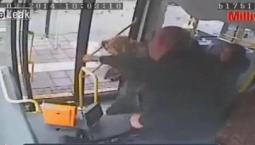 Βίντεο: Οδηγός λεωφορείου χαστουκίζει γυναίκα στην Τουρκία
