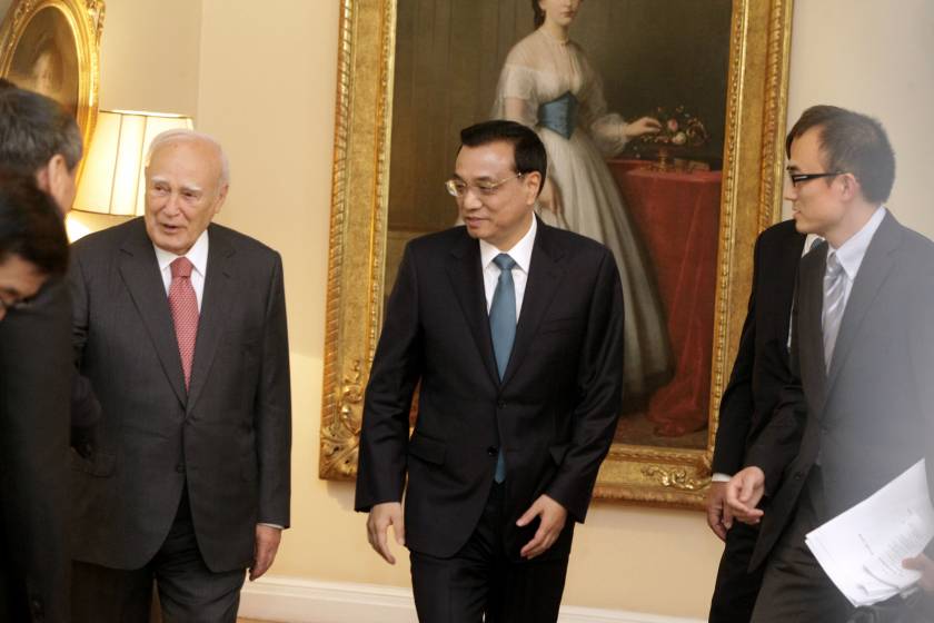 Σε θερμό κλίμα η συνάντηση του Κ. Παπούλια με τον Κινέζο Πρωθυπουργό