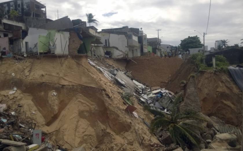 Βραζιλία: Το έδαφος «κατάπιε» σπίτια δίπλα σε γήπεδο του Μουντιάλ! (video)