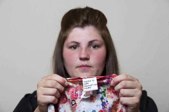 Ουαλία: Κραυγή βοήθειας από εργαζόμενο σε ετικέτα φορέματος! (photo)