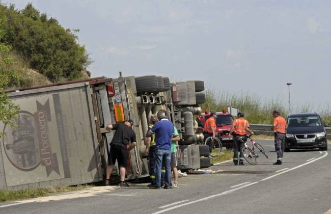 Νεκροί ποδηλάτες μετά από σύγκρουση με φορτηγό που μετέφερε γουρούνια! (pics)
